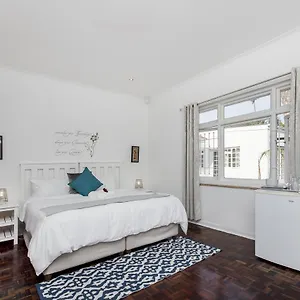 https://emabaleni-guest-house.port-elizabeth-hotel.com